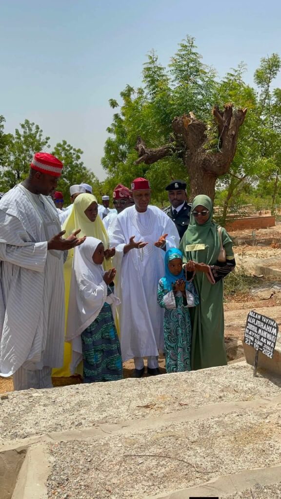 Gwamna Yusuf Ya Ba da Umarnin Yanka Ragon Layya ga Yaran da Ya Hadu da Su A Kabarin Kakansu IMG 20260527 WA0123